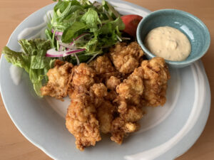 fried chicken with vinegar and tartar sauce